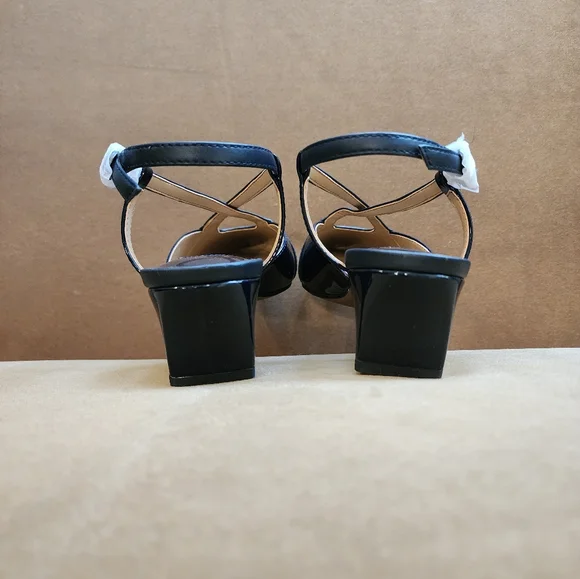 EUC- Stylish Dark Navy Criss-Cross Shoes!! 👠🥿👠 - Picture 5 of 8